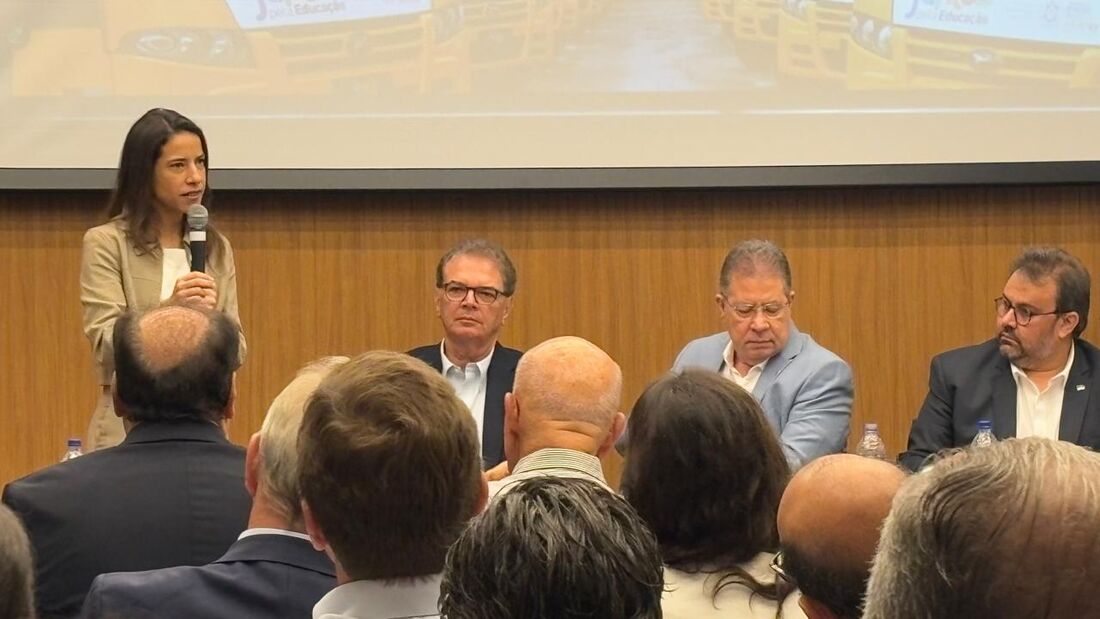 Governadora de Pernambuco, Raquel Lyra (PSD), em reunião com empresários