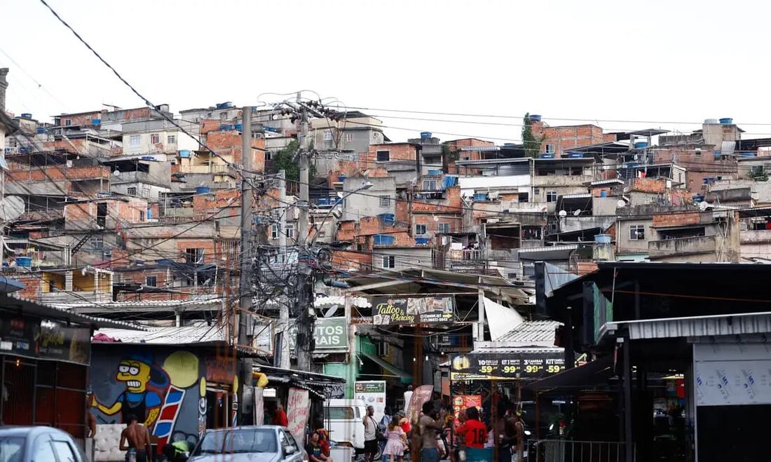 Mais da metade dos moradores de favelas no Brasil vivem em áreas sem bueiro ou boca de lobo