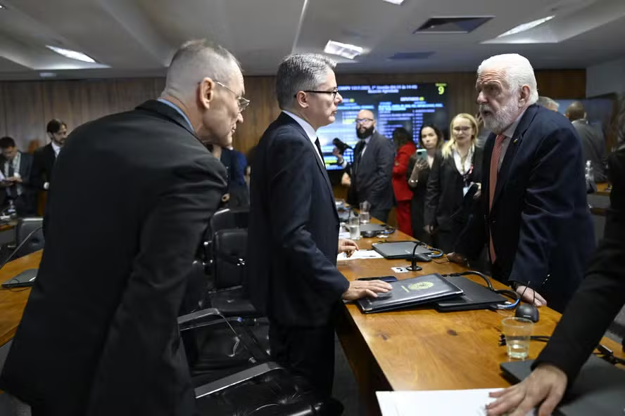 Os senadores Fabiano Contarato, Alessandro Vieira e Jaques Wagner na sessão de instalação da CPI do Crime Organizado