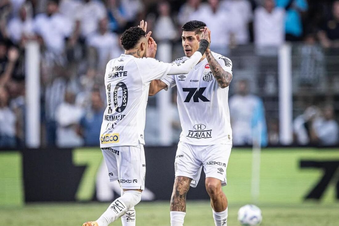Após 50 dias afastado por lesão, Neymar voltou a atuar pelo Santos no empate contra o Fortaleza