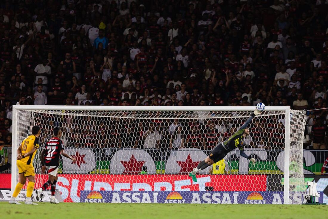 Igor Cariús observa Gabriel fazer grande defesa no jogo contra o Flamengo