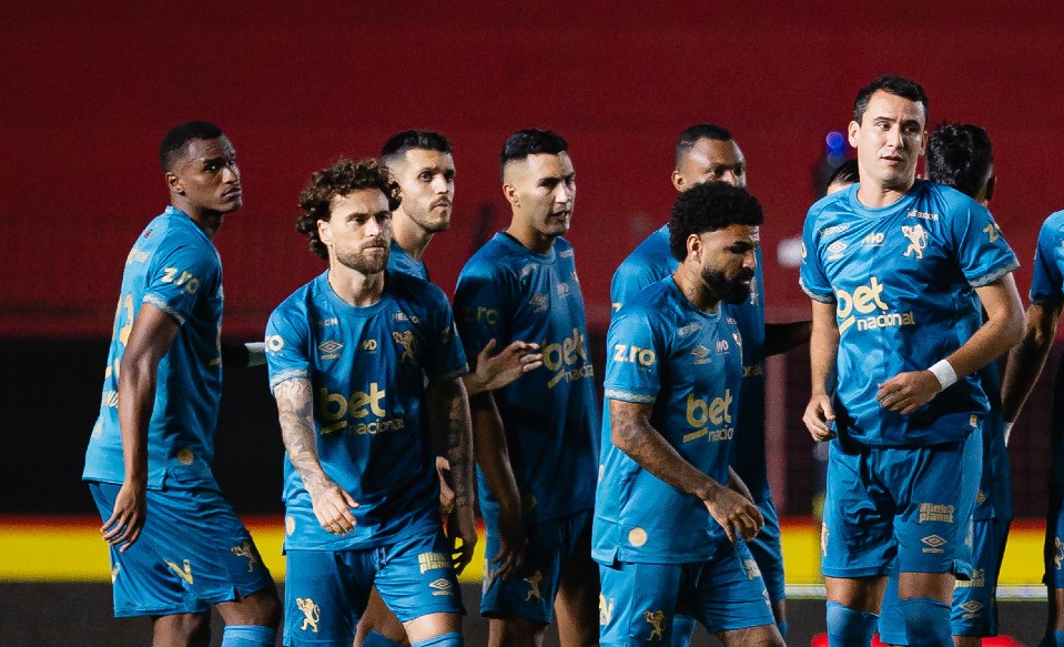 Atletas do Sport reunidos na volta do intervalo da derrota para o Juventude