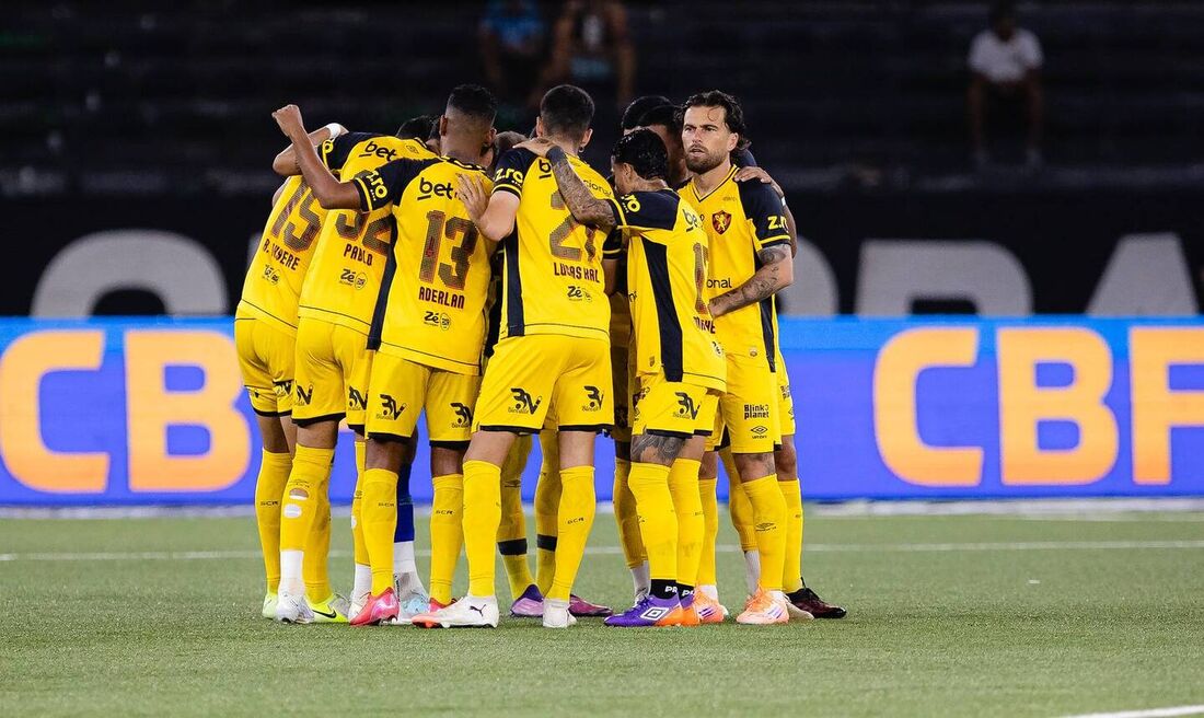 Grupo de jogadores do Sport reunidos na partida contra o Botafogo