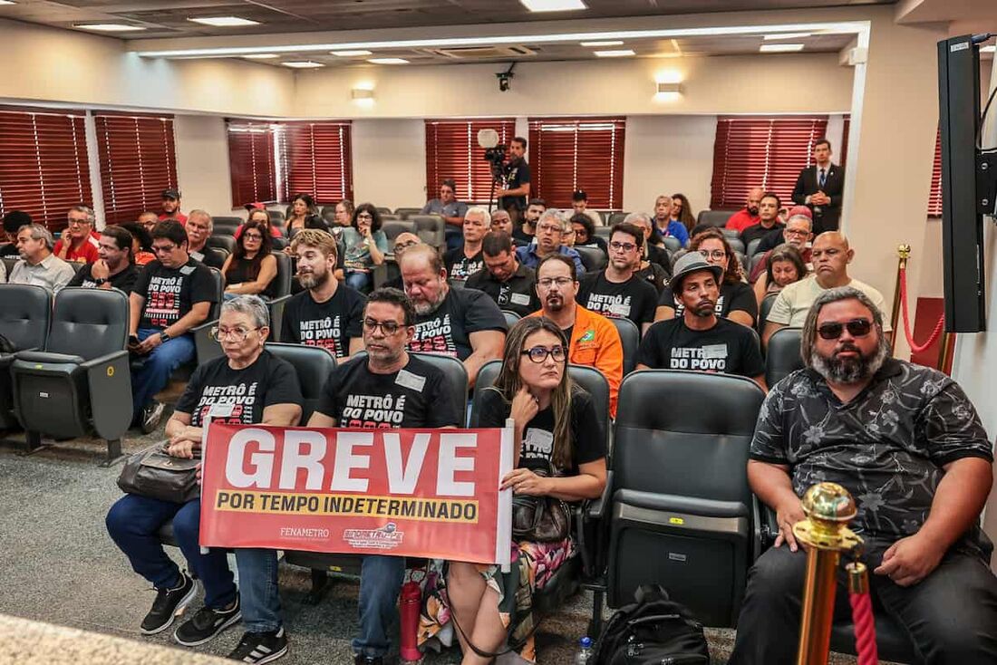 Greve do metrô ainda não tem previsão de acabar. Categoria se reunirá novamente nesta quarta (5).
