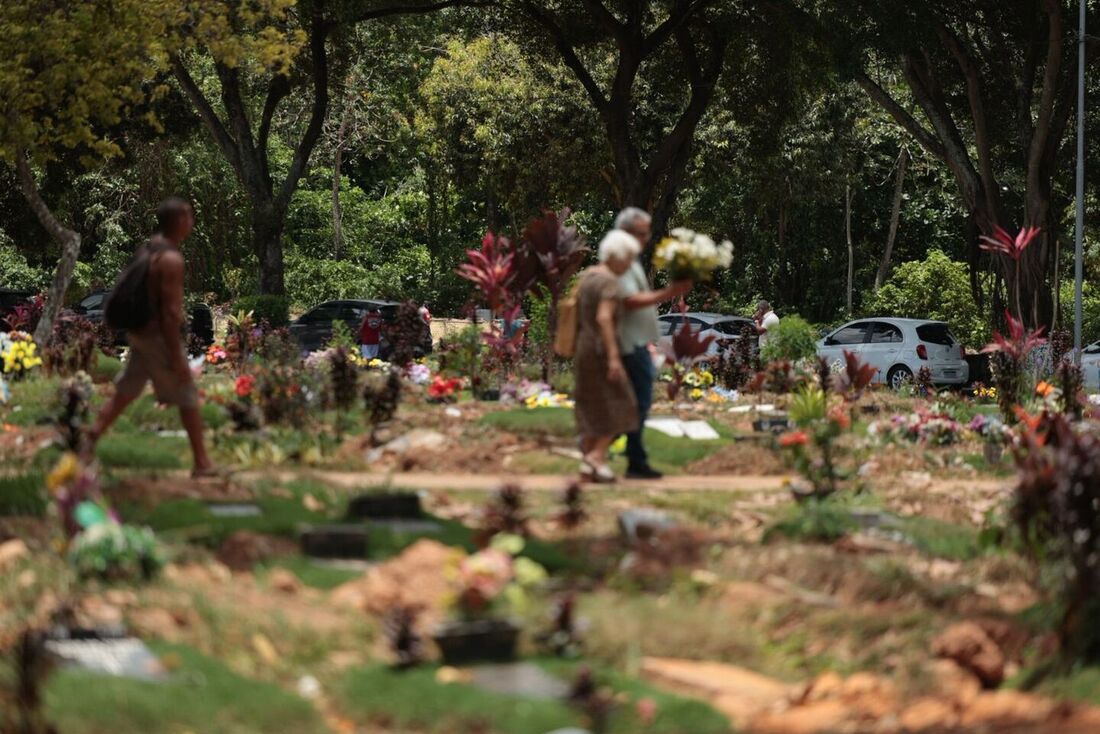 Feriado de Finados deve movimentar cerca de 15 mil pessoas nos cinco cemitério da capital pernambucana