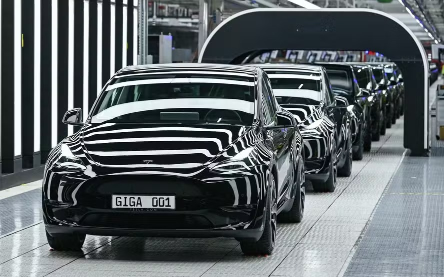 Linha de produção do modelo Y na fábrica da Tesla em Berlim, na Alemanha 