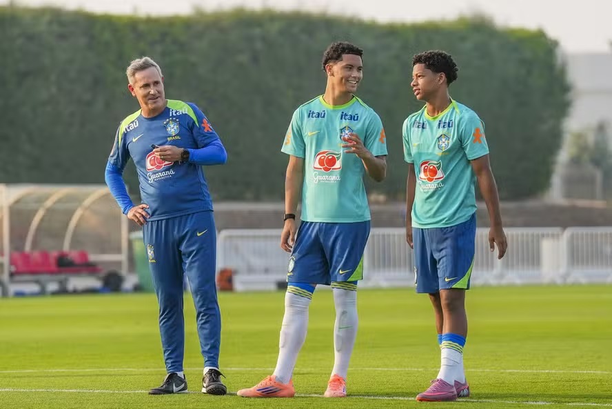 Técnico Carlos Eduardo Patetuci ao lado de Ângelo e Zé Lucas, esperanças do Brasil na Copa do Mundo sub-17