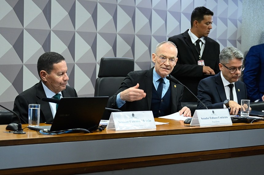 Fabiano Contarato (ao centro) com Hamilton Mourão, que será vice-presidente, e Alessandro Vieira, relator da CPI