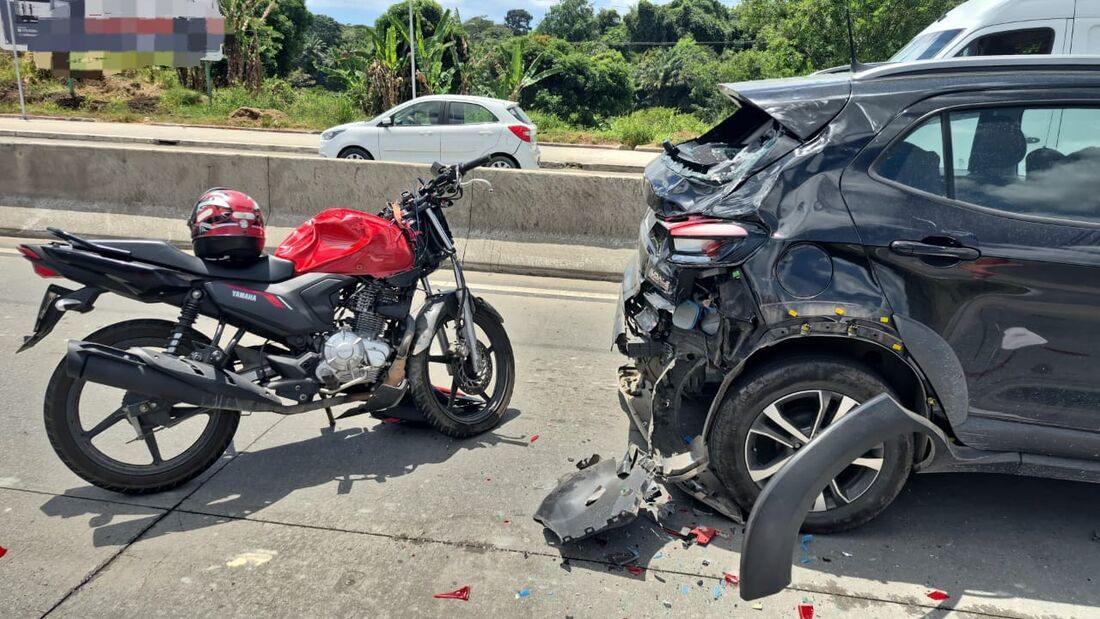 Com o impacto da batida, o condutor da moto morreu no local