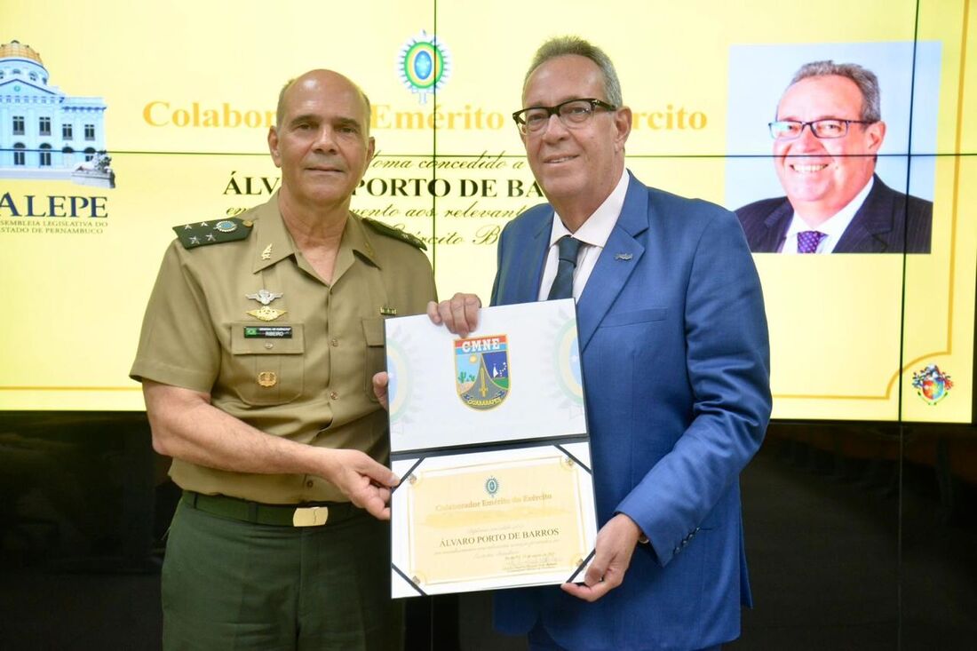 Álvaro Porto recebe Diploma de Colaborador Emérito do Exército