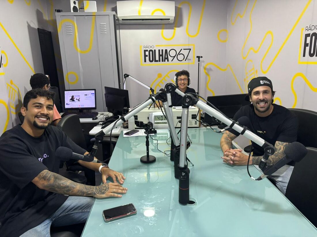 Vocalista Bruno Monte e o cavaquinista Tony Aca da banda Sambar & Love