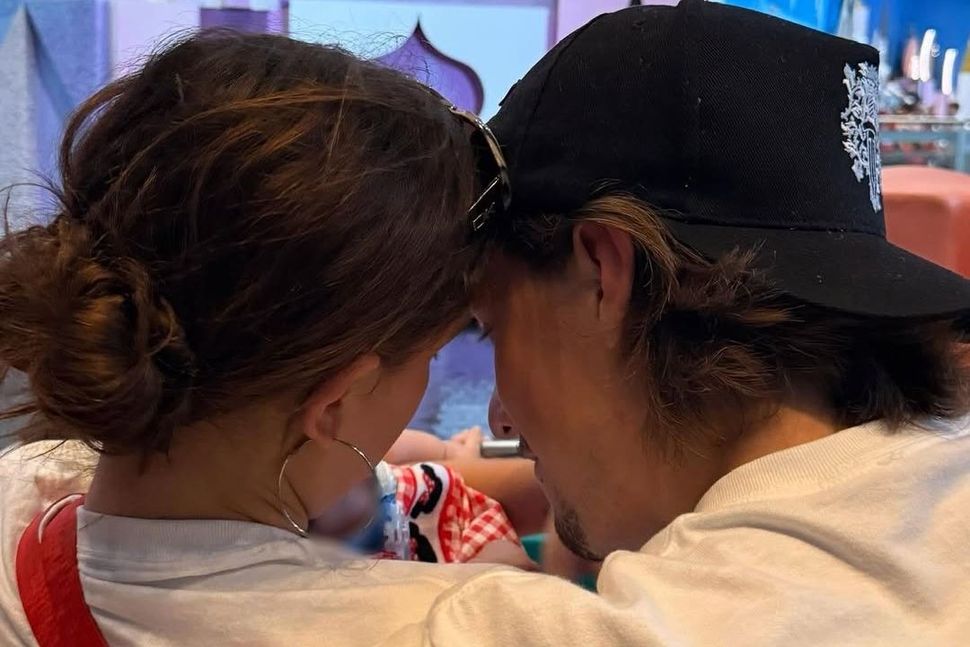 Millie Bobby Brown fala sobre maternidade e privacidade da filha: 'Ela tem direito de decidir'