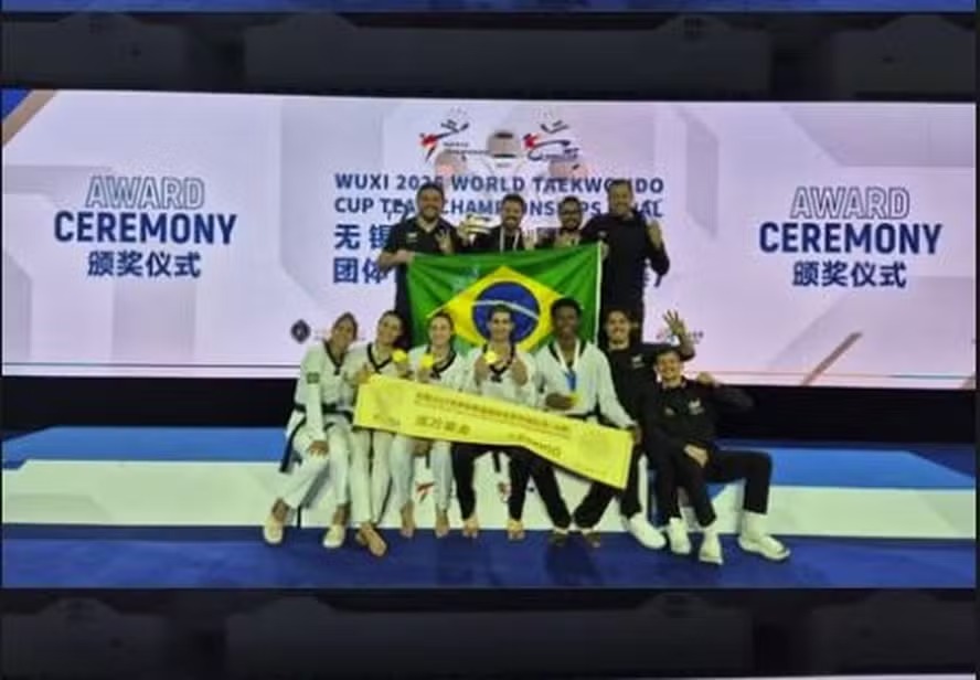 Equipe brasileira posa com a medalha de ouro da competição por equipes do Mundial de Taekwondo 