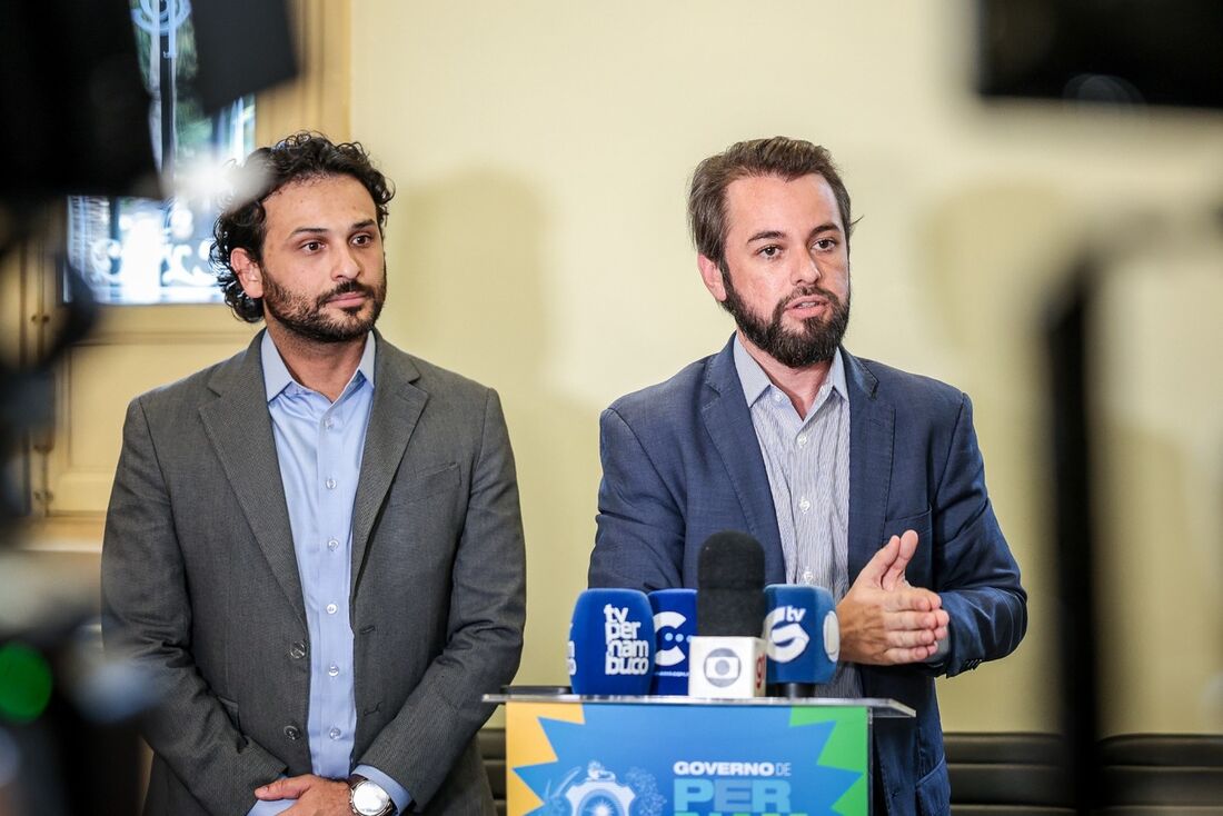 Secretário de Mobilidade e Infraestrutura, André Teixeira, e o presidente do Grande Recife Consórcio de Transportes, Matheus Freitas, anunciam cooperação técnica com chineses