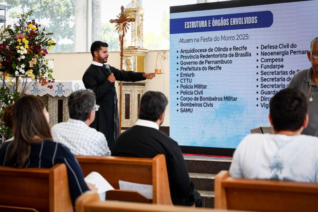 O reitor e pároco do Santuário de Nossa Senhora da Conceição, padre Emerson Borges, explica os órgãos envolvidos no apoio à realização da Festa do Morro