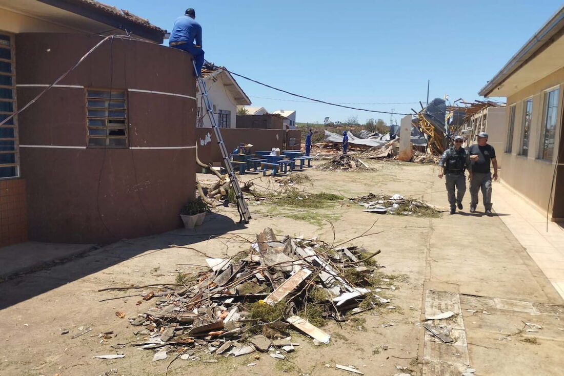 Tornado no Paraná: Governo coloca detentos para ajudar na reconstrução de Rio Bonito do Iguaçu