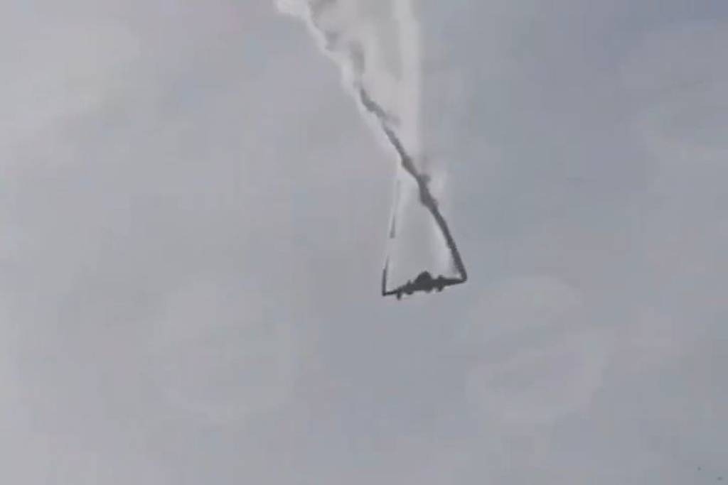 Vídeos que circulam nas redes sociais mostram o momento da queda