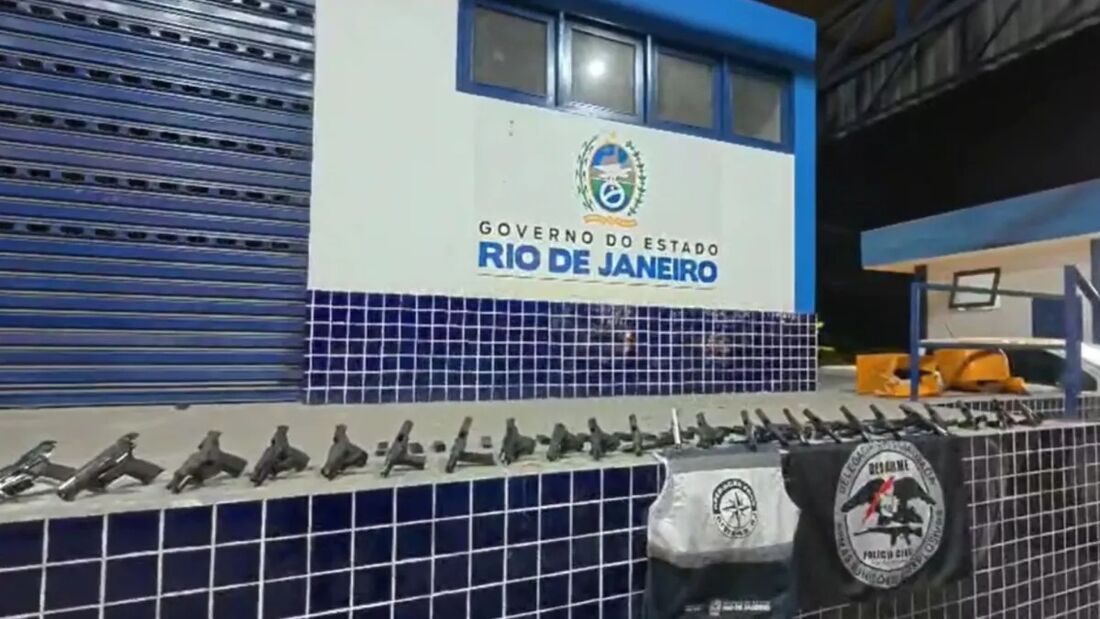 Mulher é presa com 30 pistolas que seriam entregues ao Comando Vermelho no Complexo do Alemão