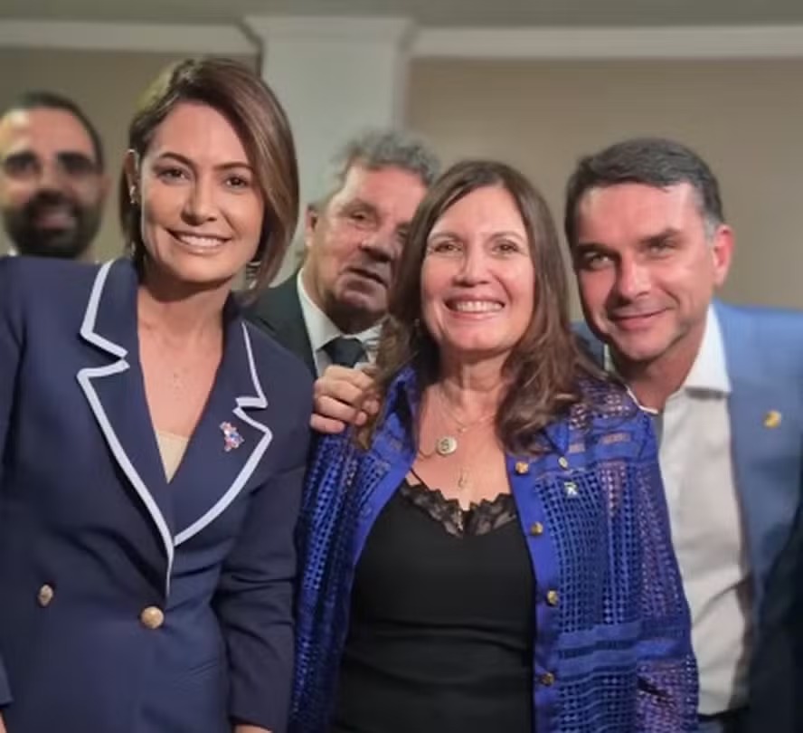 Bia Kicis (centro), em evento de lançamento da pré-candidatura ao Senado, ao lado de Michelle Bolsonaro e Flávio Bolsonaro