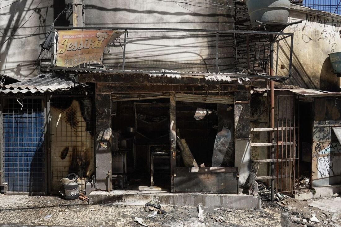 Incêndio atingiu um fiteiro na Rua Bulhões Marques, no Centro do Recife
