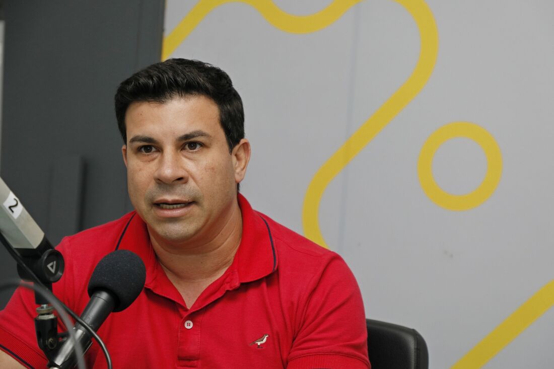 Presidente estadual do PT, Carlos Veras