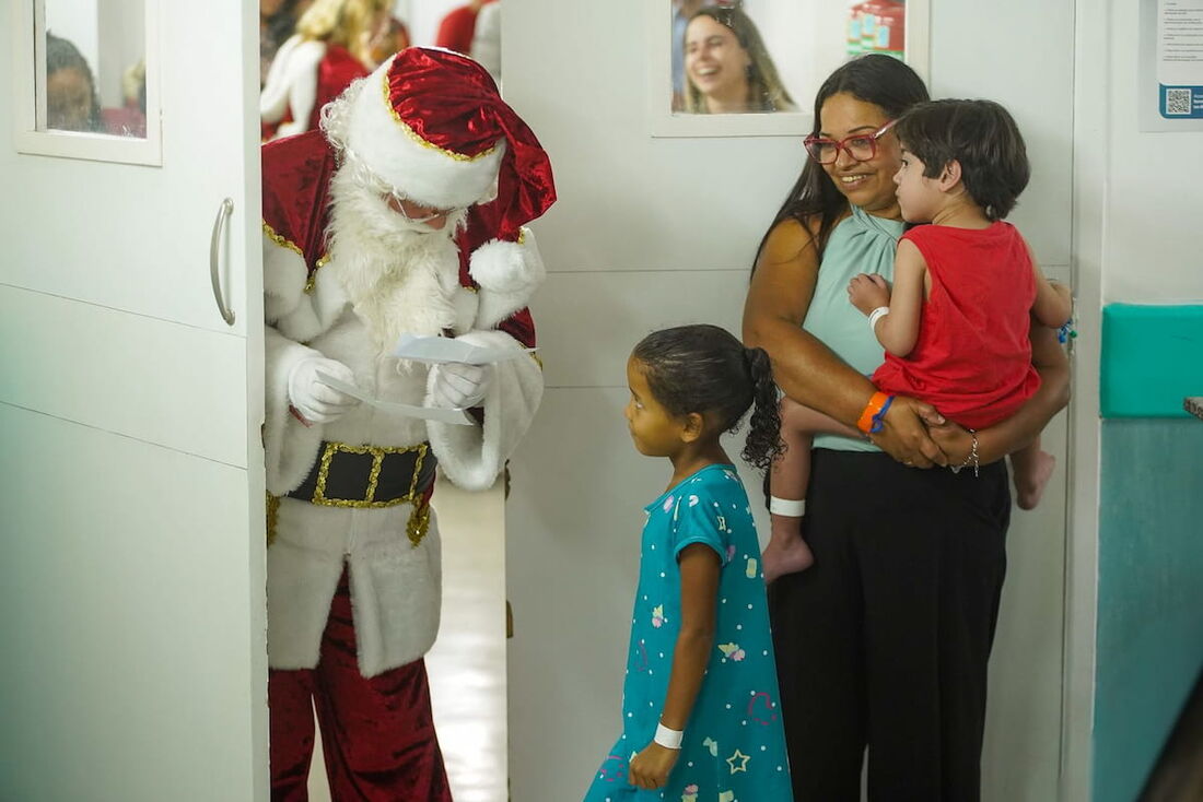 Papai Noel dos Correios recolhe cartinhas de crianças em tratamento no Imip