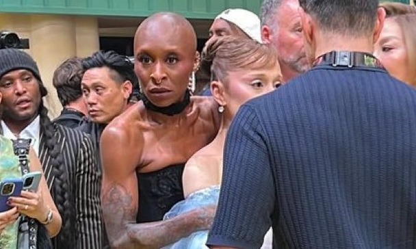 Ariana Grande é atacada por fã, e Cynthia Erivo defende a atriz