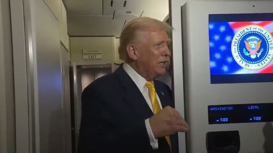Donald Trump a bordo do Air Force One 