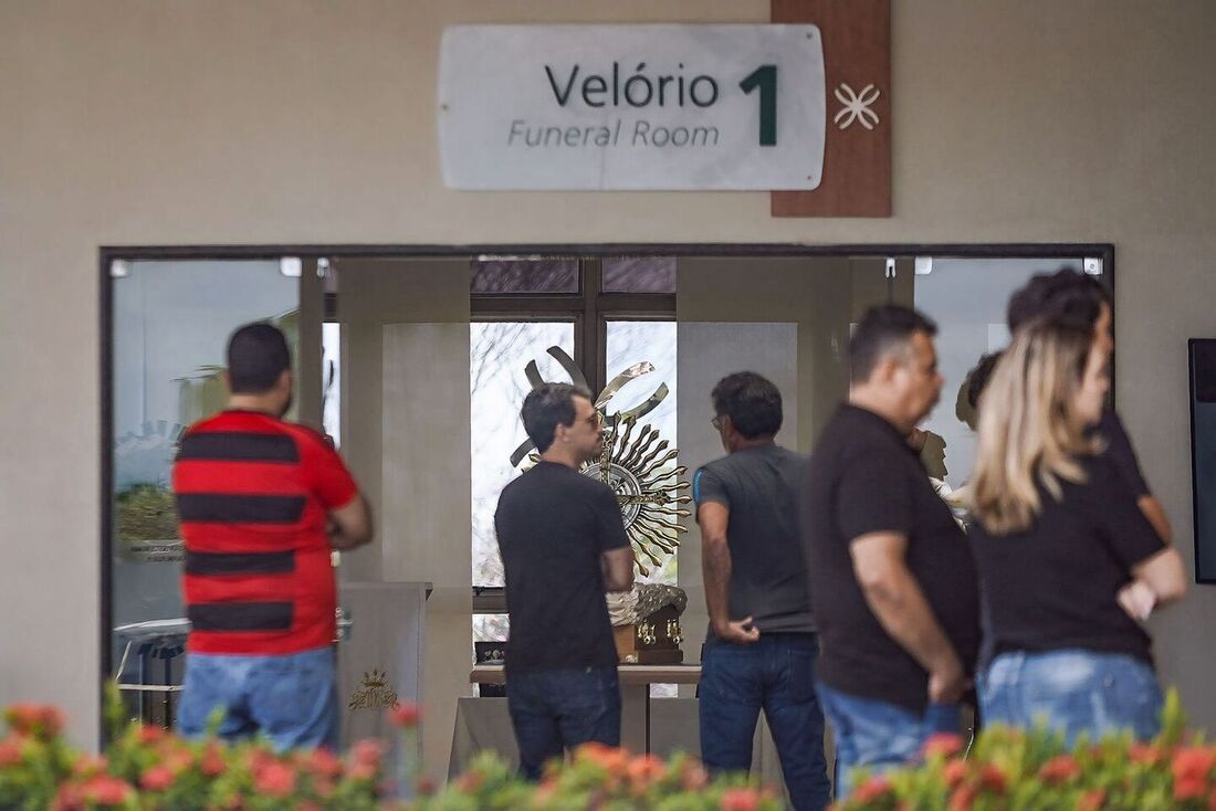 Amigos e familiares se despedem do ex-presidente do Sport, Milton Bivar