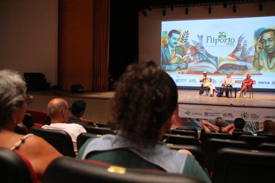 No último dia da Fliporto 2025, neste domingo (16), a mesa "Literatura na Margem: O Eixo é a Periferia", mediada pelo escritor Ronaldo Correia de Brito, com participação de Lepê Correia e Inaldete Pinheiro