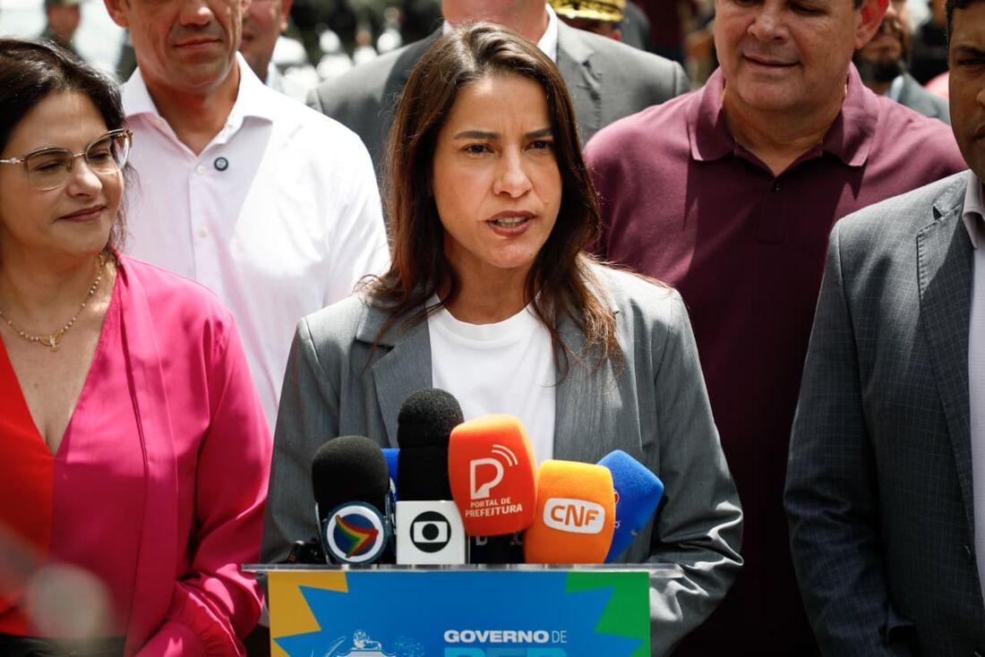 Raquel Lyra durante coletiva de imprensa no Palácio do Campo das Princesas