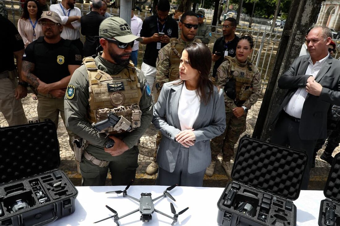 Governadora Raquel Lyra entregou pacote de armamentos, novas viaturas, drones e um helicóptero às forças policiais de Pernambuco.