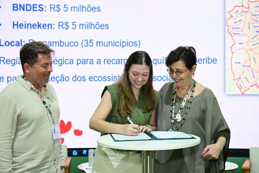 Marília Robles, gerente de Sustentabilidade do Grupo HEINEKEN Brasil, assina o Edital Águas do Beberibe ao lado de Tereza Campelo, diretora Socioambiental do BNDES, e de Manoel Serrão, superintendente do FUNBIO