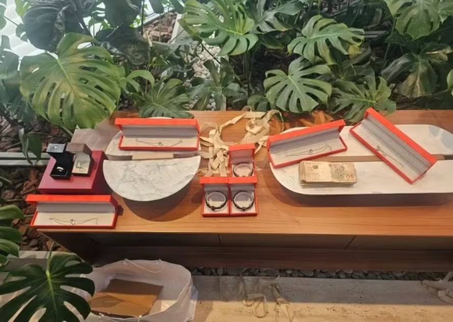 Itens de luxo apreendidos pela PF durante operação que prendeu dono do Banco Master 