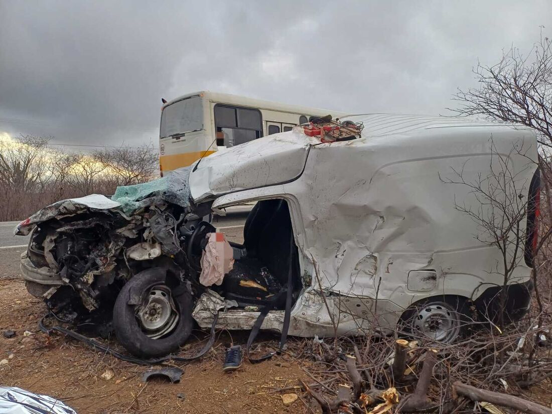 Ambulância colidiu com um carro no km 149 da BR-428, em Petrolina