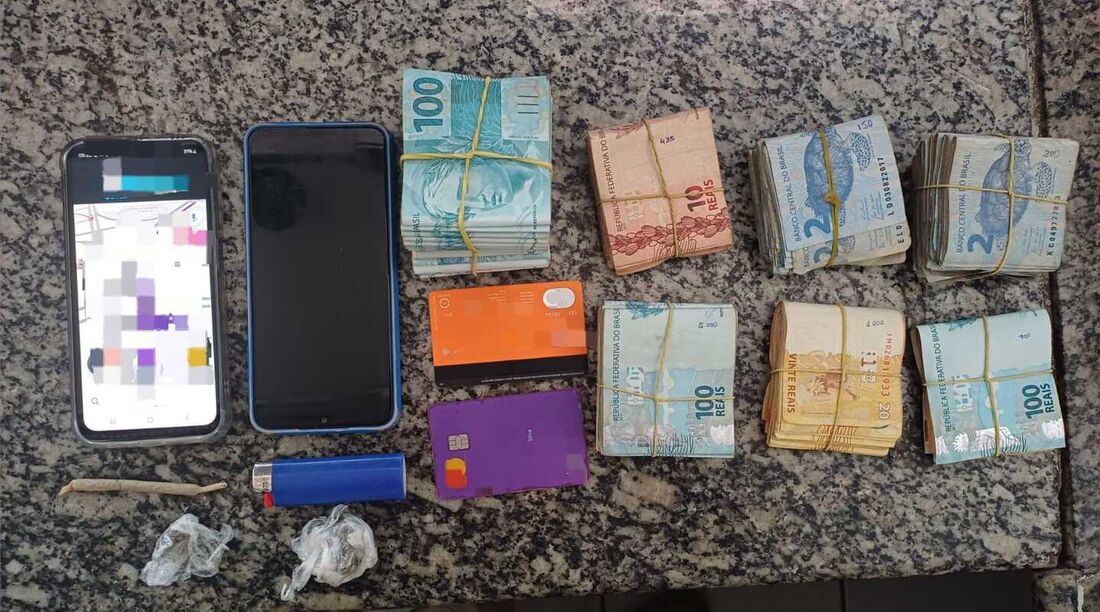 Celulares, cédulas de dinheiro e drogas apreendidos pela polícia