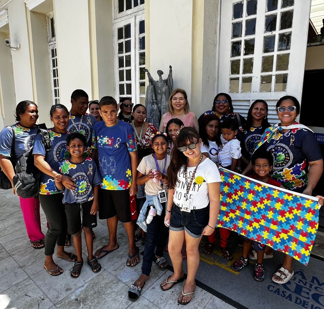 Vereadora Liana Cirne com jovens que possuem TEA