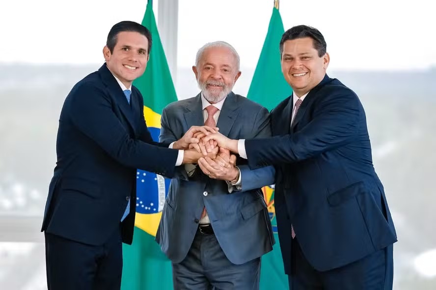 Presidente da Câmara, Hugo Motta, e presidente do Senado, Davi Alcolumbre, ao lado do presidente da República, Lula