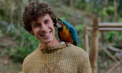 Shawn Mendes visita aldeia Tekoa Yvy Porã em SP, onde canta e tira fotos com os moradores