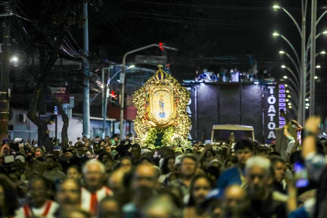 Procissão da Bandeira inicia celebrações da Festa do Morro da Conceição no Recife
