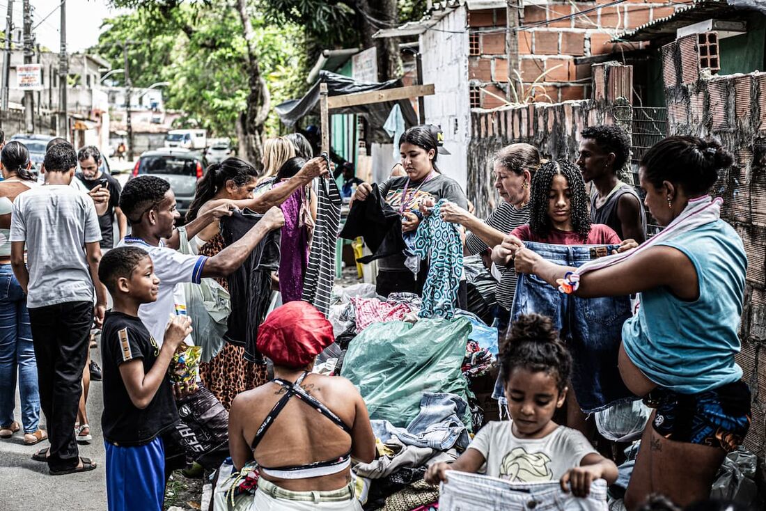 Famílias que tiveram casas atingidas pelo fogo agora dependem de doações e apoio da Prefeitura para conseguirem se reestruturar 