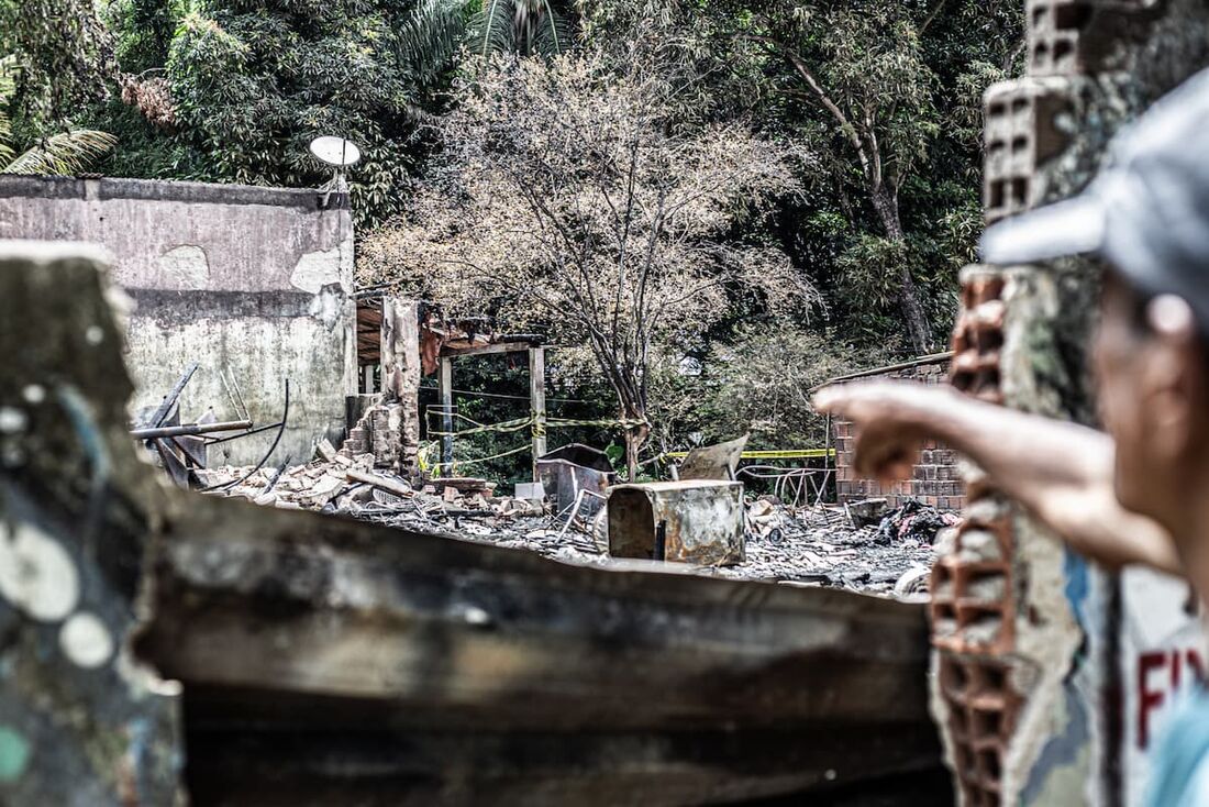 Vizinho da vítima aponta local em que o corpo teria sido encontrado dentro da casa