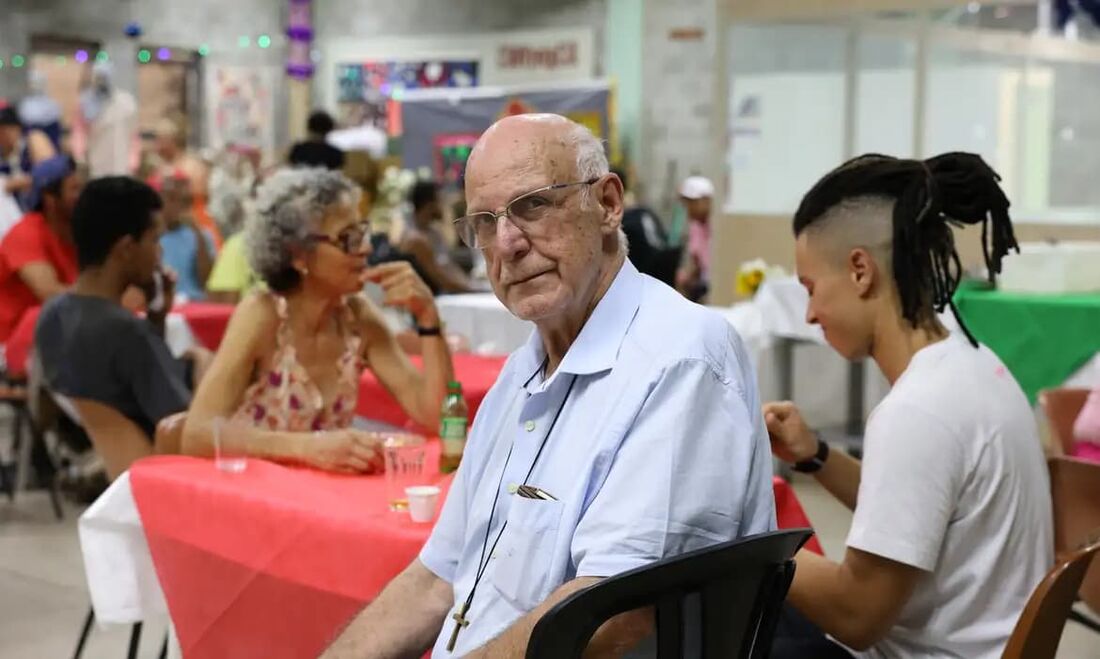 O almoço conta com a participação de Julio Lancelloti