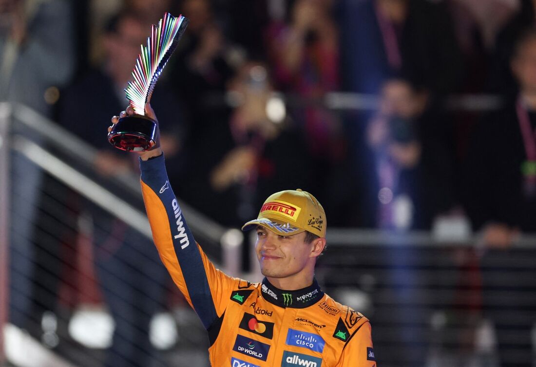 Lando Norris exibe seu troféu no pódio após o Grande Prêmio de Fórmula 1 de Las Vegas, em 22 de novembro de 2025