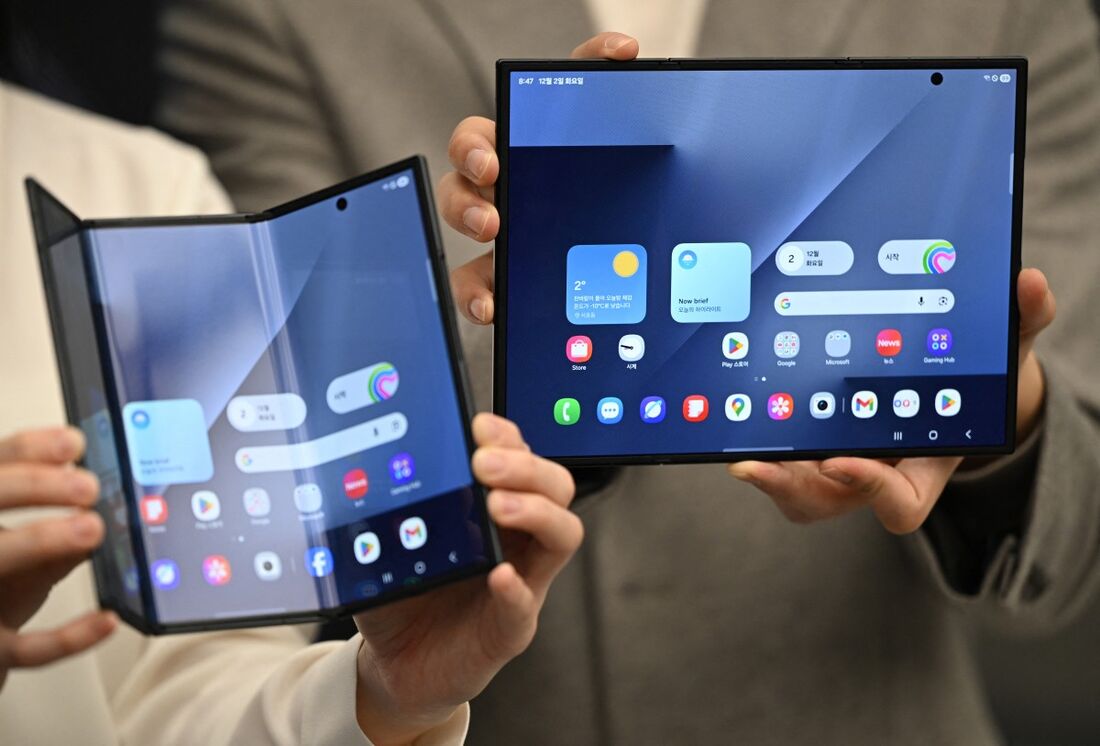 Samsung lança primeiro smartphone dobrável triplo
