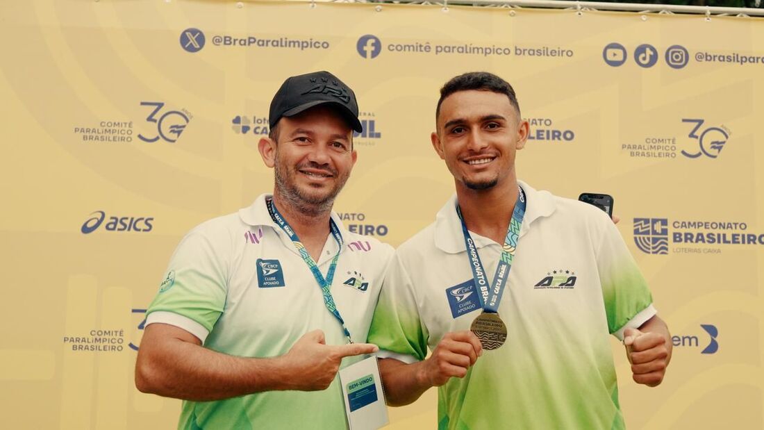 Jonas Rairan, atleta que conquistou o ouro nos 100 metros, e o treinador Ramon Tavares