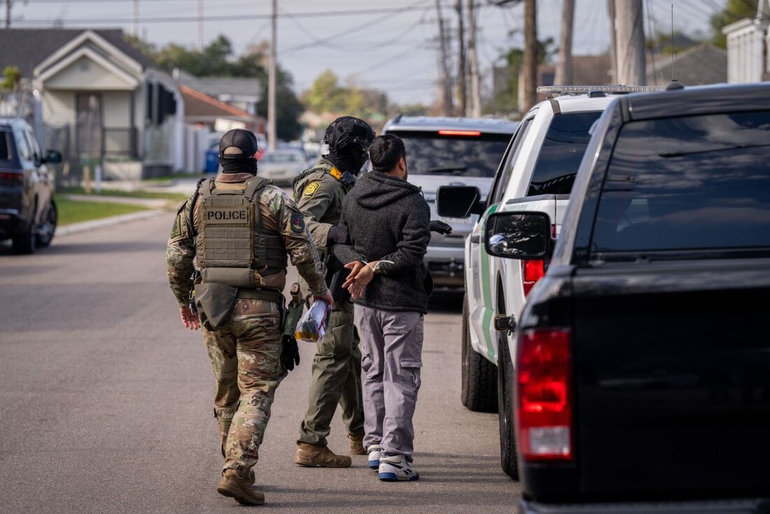 Uma pessoa é detida pela Alfândega e Proteção de Fronteiras dos EUA (CBP) e outros agentes federais da lei em Nova Orleans, Louisiana, em 3 de dezembro de 2025.