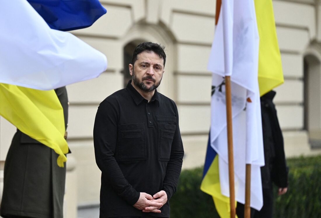 O presidente da Ucrânia, Volodymyr Zelensky, observa antes de seu encontro com o presidente do Chipre em Kiev