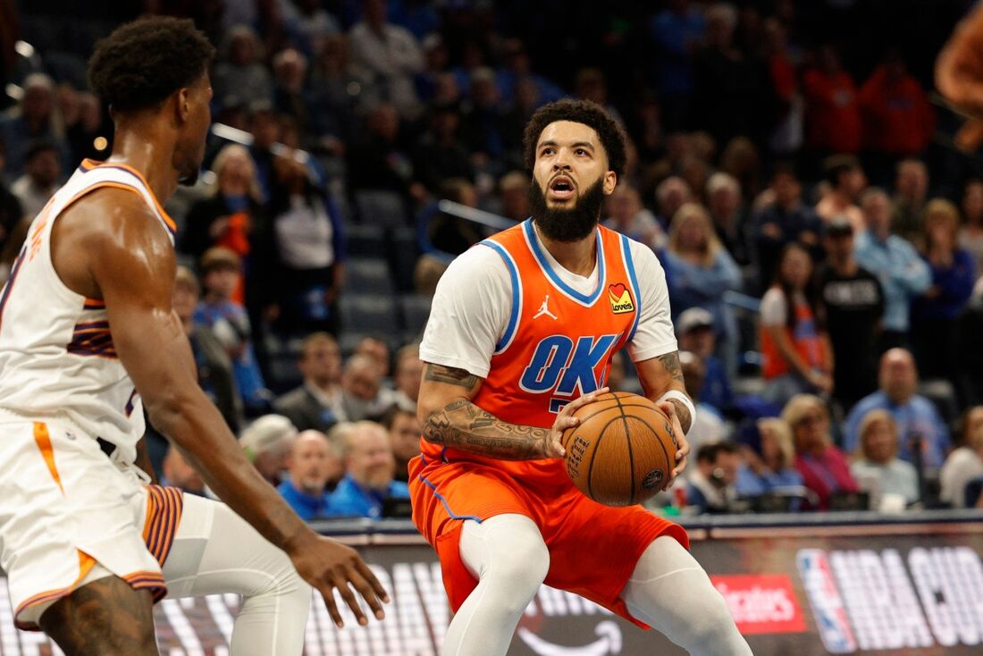 Kenrich Williams, do Oklahoma City Thunder, arremessa a bola durante o jogo contra o Phoenix Suns
