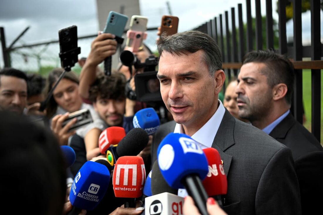 Flávio Bolsonaro avaliou o aplauso de Tarcísio de Freitas ao ministro Alexandre de Moraes como uma atitude "protocolar"